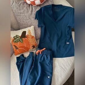 FIGS Women's Deep Reef Scrub Set